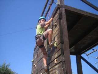 aprendiendo a escalar en el rocodromo